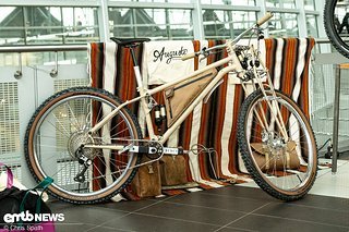 Bikepacking – aber heavy duty – das soll das Auguste Bike mit 150 mm Federweg können. Bikepacking – aber heavy duty – das soll das Auguste Bike mit 150 mm Federweg können.