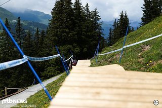 Letztes Jahr war hier ein hängender Wiesenabschnitt, der tatsächlich recht knifflig war und einige Fahrer vor Probleme stellte