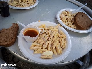 Die Zielverpflegung beim Swiss Epic kann sich sehen lassen! Nach einer kurzen Pause schaufelten wir den Nudelsalat und die Suppe regelrecht in uns hinein.