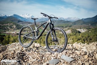 Das Transition Smuggler ist weder das effizienteste, noch das laufruhigste Bike in unserem Testfeld. Dafür räumt das graue Trailbike die Fahrspaß-Wertung jedoch in beachtlicher Manier ab
