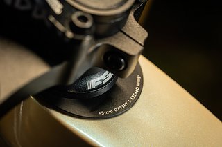Zu guter Letzt liegen auch die Steuersatzlager in herausnehmbaren Schalen, die eine Verstellung des Reach um 5 mm länger oder kürzer zur Neutralposition ermöglichen.