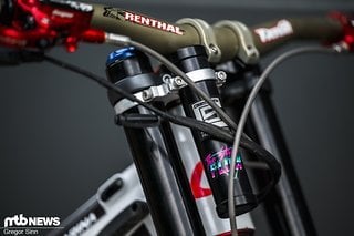 Außerdem sind alle Teamfahrer mit einem CounterShox-Massedämpfer unterwegs.