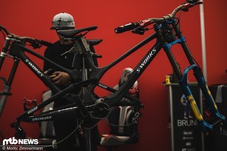 Die neue Version des Specialized Demos wirkt optisch wie aus einem Guss und erweckt den Eindruck, dass es nicht mehr allzu weit hin ist bis zur Serie …