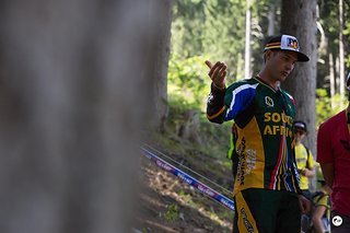 Greg Minnaar schaute sich das Training der Damen und Junioren an. Seine Linie ginge nach rechts weg.