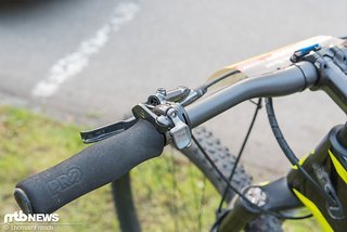 Der Lock-Out Hebel der SR Suntour wird über zwei kleine Hebel bedient