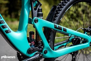 Hinten verwaltet der passende und extrem einstellbare Fox Float X2 Factory-Dämpfer die 200 mm Federweg des 29ers. Hinten verwaltet der passende und extrem einstellbare Fox Float X2 Factory-Dämpfer die 200 mm Federweg des 29ers.