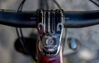Der Acros-Steuersatz wird mit coolem Topcap im Zermatt-Design abgedeckt.