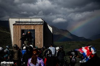 Das Wetter war manchmal ziemlich gut, manchmal ziemlich schlecht, manchmal war ein Regenbogen da, aber vor allem war es extrem matschig Das Wetter war manchmal ziemlich gut, manchmal ziemlich schlecht, manchmal war ein Regenbogen da, aber vor allem war es extrem matschig