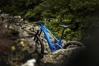 Mit dem Mondraker Sly gibt es ein neues Einstiegs-Light-E-MTB aus Spanien, das ab 5.999 € den Besitzer wechselt.