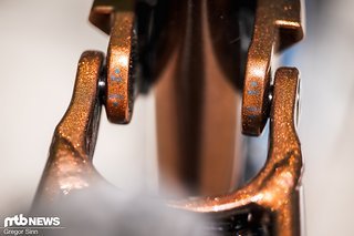 Zwischen Hinterbau und Umlenkhebel ist ein Geometrie-Flipchip untergebracht. Zwischen Hinterbau und Umlenkhebel ist ein Geometrie-Flipchip untergebracht.