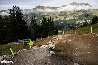 Vor allem auf den ersten Metern sind ein paar kleinere Sprünge gebaut worden, deren Sinn aber eher fraglich ist