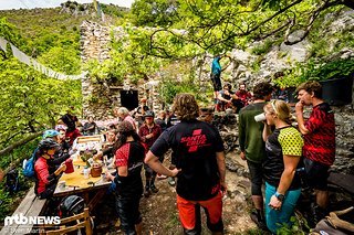 Mittagessen in der „verlassenen“ Steinhütte