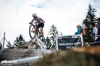 Niklas Schehl fährt über den Mercedes-Benz Rock