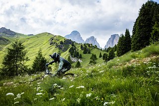 In der Ferne ist der Startpunkt der Stage und die Ridgeline zu sehen.