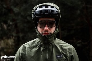 Obwohl die Gore Endure-Jacke zu den leichteren im Vergleichsfeld gehört, passt die Kapuze bequem über den Fahrrad-Helm.