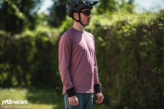 Das Patagonia Men's Long-Sleeved Dirt Craft Jersey wandert für einen Preis von 70 € über die Ladentheke und ist in zahlreichen Größen erhältlich.