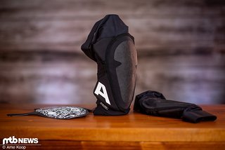 Die Alpina Flow Pads Knieschoner sollen neben ihrem niedrigen Gewicht auch mit einem außergewöhnlich guten Halt punkten. Die Alpina Flow Pads Knieschoner sollen neben ihrem niedrigen Gewicht auch mit einem außergewöhnlich guten Halt punkten.