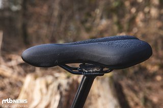 Der voluminöse Sattel kommt mit üppigem 3D Memory Foam und CroMo-Streben Der voluminöse Sattel kommt mit üppigem 3D Memory Foam und CroMo-Streben