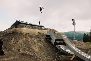 Alma Wiggberg mit einem Nohand Backflip