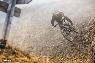 Bei einem Wallride, der mit scharfkantiken Steinen gespickt war, bekam das Hinterrad eine Delle - eine Tubeless Nutzung war nicht mehr möglich Bei einem Wallride, der mit scharfkantiken Steinen gespickt war, bekam das Hinterrad eine Delle - eine Tubeless Nutzung war nicht mehr möglich