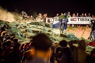 Slavik, Nobles und Cryer heben ihre Räder auf während Ergaver dem Gold entgegen fährt