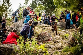 Der technische Anspruch der Strecken war durchweg extrem hoch – Steinfelder wie dieses im Nassen im Renntempo durchzupflügen braucht einiges an Mut .