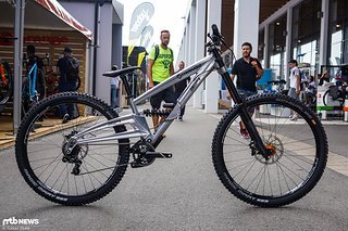 Das Orange Strange 329 ist die 29" Adaption des bekannten Downhill-Boliden Das Orange Strange 329 ist die 29" Adaption des bekannten Downhill-Boliden
