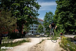 Wolfi zieht Stefanus über den Pumptrack Giesing