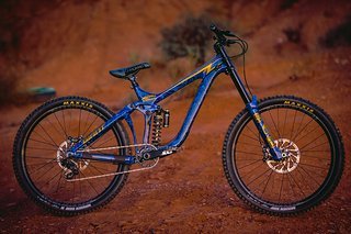 Das Giant Glory 27.5 von Reece Wallace kommt in einer Blau-Gold-Lackierung und ist in den Details an sein Lieblingsflugzeug Piper Cub angelehnt Das Giant Glory 27.5 von Reece Wallace kommt in einer Blau-Gold-Lackierung und ist in den Details an sein Lieblingsflugzeug Piper Cub angelehnt