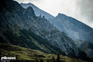 Früh morgens hoch oben in den Alpen kann es ziemlich frisch sein