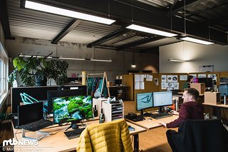 Im ersten Stock findet die Produktentwicklung bei Propain statt. Über einen Zeitraum von mehreren Jahren wird hier an Bikes gearbeitet, die teilweise noch nicht auf dem Markt sind Im ersten Stock findet die Produktentwicklung bei Propain statt. Über einen Zeitraum von mehreren Jahren wird hier an Bikes gearbeitet, die teilweise noch nicht auf dem Markt sind