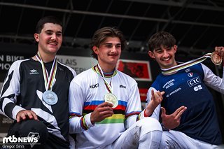 Das Podest der Junioren-WM 2025: Max Alran gewinnt Gold vor Tyler Wait und seinem Bruder Till Alran.
