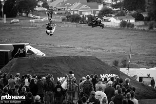 Mitch Ropelato, hier rechts, zeigte mit seinem 27.5" Enduro unglaubliche Flatspins und sogar einen Frontflip. Das Ganze mit Klickpedale!