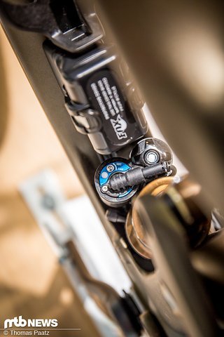Sowohl an der Federgabel als auch am Dämpfer lässt sich die Druckstufe noch ganz klassisch mechanisch per Inbus-Schlüssel anpassen