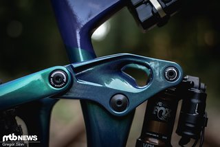 Sogar die Wippe ist aus Carbon Sogar die Wippe ist aus Carbon