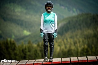 Für den Einsatz im Park kombiniert Jana das Flexair Jersey mit der Defend Pants. Für den Einsatz im Park kombiniert Jana das Flexair Jersey mit der Defend Pants.