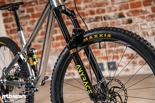 Als Gabel ist eine Anyrace-RockShox Lyrik mit 170 mm Federweg verbaut. Als Gabel ist eine Anyrace-RockShox Lyrik mit 170 mm Federweg verbaut.