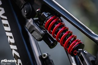 Der RockShox Coil-Dämpfer am Heck ist mit einem elektronischen Flight Attendant-System ausgestattet.