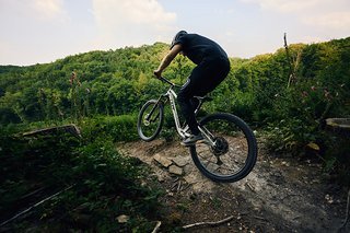 Das Clay kommt länger und steiler als seine Enduro-Brüder daher