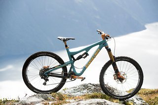 Jamies neues Arbeitsgerät: ein Santa Cruz Bronson CC Jamies neues Arbeitsgerät: ein Santa Cruz Bronson CC