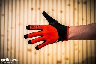 Eher Komfort-orientiert sind die Natural Fit-Handschuhe.