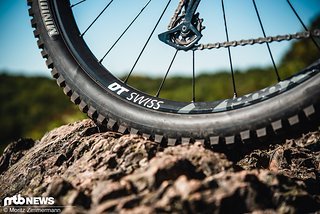 Maxxis Minion DHR II-Reifen sind auf robusten DT Swiss M 1900 Spline-Laufrädern aufgezogen. Maxxis Minion DHR II-Reifen sind auf robusten DT Swiss M 1900 Spline-Laufrädern aufgezogen.