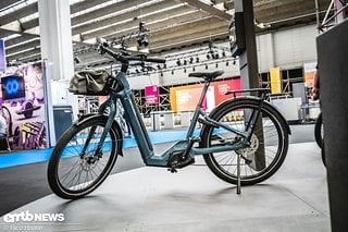 Das Centurion Easy R900i ist ein Tiefeinsteiger-E-Bike mit  Platz für Gepäck und gefälligem Design.