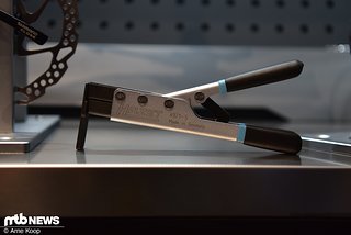 Mit der neuen Bremskolbenzange von Hazet sollen sich Zweikolbenbremsen schnell und ohne Gefrickel zurückstellen lassen - soll auch noch für Vierkolbenbremsen kommen.
