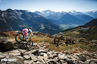 Harriet Harnden ist eigentlich zum Downhill gewechselt, hat aber ähnlich wie Richie Rude ein Enduro-Comeback gefeiert, um sich den WM-Titel zu sichern.