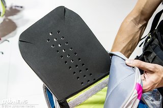 Der Rückenprotektor soll besser Dämpfen als die Konkurrenz und findet in einem eigenen Platz direkt am Rücken einen sicheren Ort.