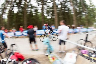 Und dann passiert das unfassbare: Maja Wloszczowska erleidet einen Platten und Lea Davison rückt vor auf Silber-Kurs