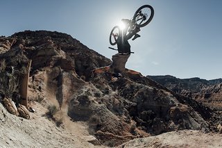 Trickmaschine Godziek beim Backflip Nohander