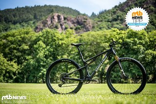 Mit 9.399 € (UVP) ist das Santa Cruz Blur X01 Reserve das teuerste Bike im Testfeld, kann jedoch bedenkenlos bei XC-Rennen eingesetzt werden.