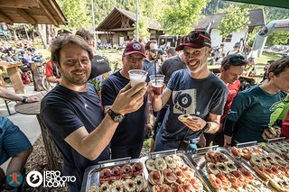 Werner Kiem, Roman Schwienbacher und Thomas Schlecking stossen auf 10 Jahre TrailTrophy an